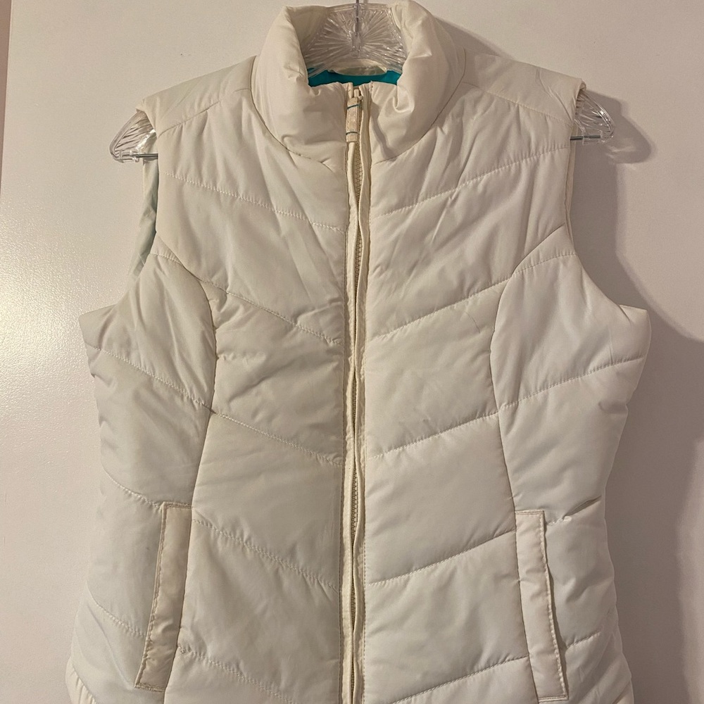 This is an Aeropostale puffer vest. Size is a medium. And the color is white.